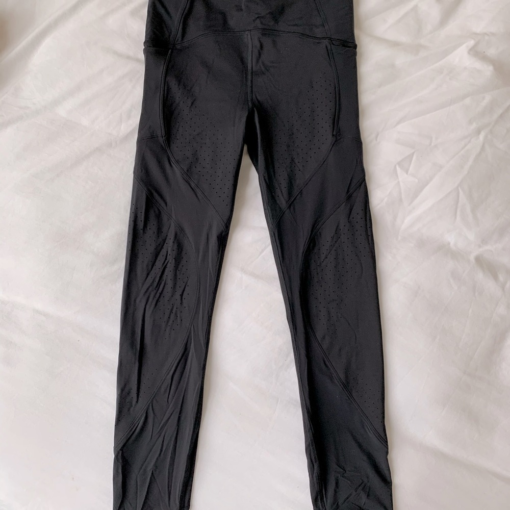 Never worn mesh lululemon crop leggings